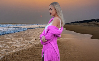 Woman beach sunset pink sweater - a pink sweater free wallpaper