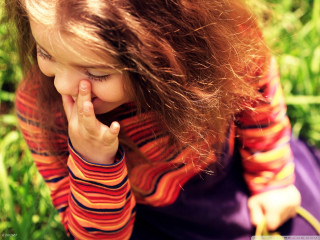 Little girl grass hands face - a little girl free wallpaper for desktop