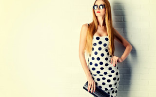 Woman polka dot dress holding 3 - fashion free wallpaper