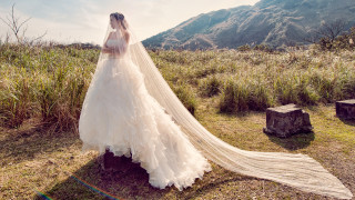 Wedding dress woman mountain field - a woman in a wedding dress free wallpaper