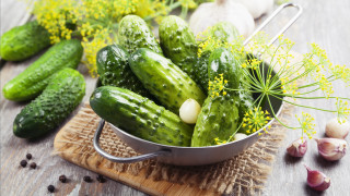 Cucumbers garlic wooden board food - free spring wallpaper