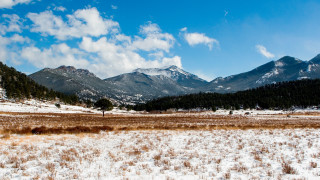 Snowy mountains field blue sky - a snowy field free wallpaper for desktop
