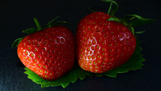 Strawberries berries cream food closeup - spot free wallpaper