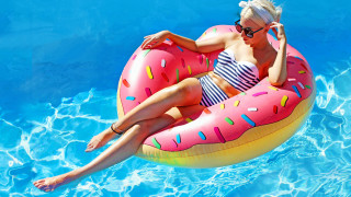 Woman bikini donut pool summer - summer free wallpaper