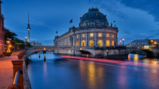 Berlin secession bridge river night - a bridge over a river free wallpaper