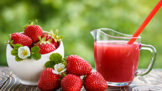 Juice strawberries outdoor impressionism blurry - the bowl free wallpaper