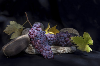 Grapes wooden board leafy plant - photorealistic imagery free wallpaper