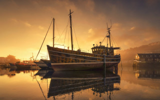 Boat water sunset foggy sky 2 - a foggy sky in the background free wallpaper for desktop