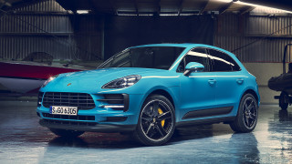 Blue porsche cayenne garage plane - 4k uhd image free wallpaper