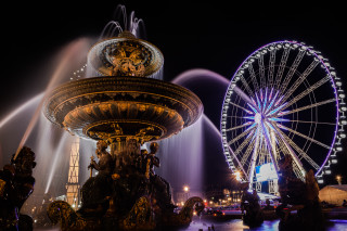 Ferris wheel fountain night cityscape - a fountain free wallpaper for desktop