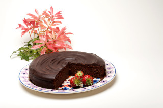 Chocolate cake slice flower plate - a flower in the background free wallpaper