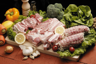 Cuttingboard rawmeat broccoli carrots lemons - raw free wallpaper
