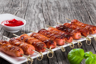 Meat skewers ketchup wooden table - auseklis ozol free wallpaper