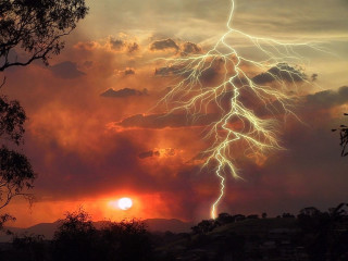 Lightning bolt sunset clouds trees - volumetric lightning free wallpaper