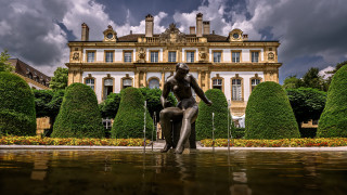Woman sitting bronze statue fountain - composition free wallpaper