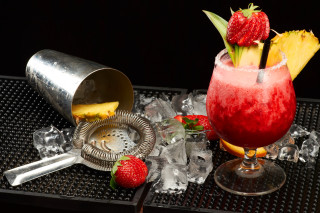 Strawberry garnish metal strainer ice - delaunay free wallpaper