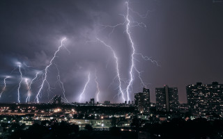 Lightning storm cityscape night matte - over a city free wallpaper for desktop