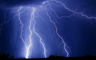 Lightning storm city nighttime sky - dramatic lightning free wallpaper
