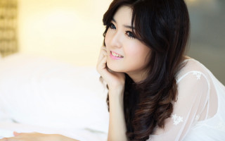Woman long hair bed hand 2 - chen lu free wallpaper