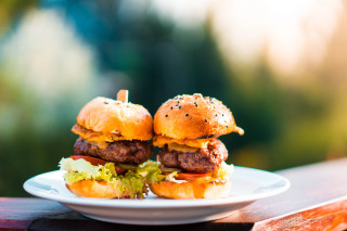 Plate hamburgers outdoor food photography - a table outside free wallpaper