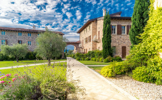 Romanesque garden stone walkway cityscape - large free wallpaper for desktop