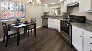 Kitchen table chairs stove microwave - blind free wallpaper