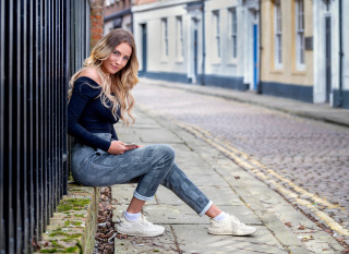Woman wall street blonde blue - a woman leaning against a fence free wallpaper
