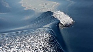 Wave breaking blue white line - a wave free wallpaper for desktop