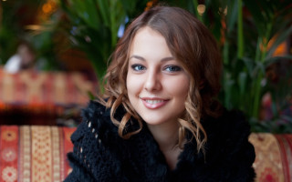 Woman smiling fur collar christmas - her neck and a smile free wallpaper