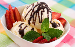 Ice cream chocolate strawberries checkered - a tablecloth free wallpaper