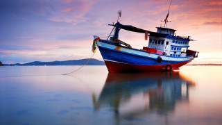 Boat lake sunset cloudy sky - top of a lake under a cloudy sky free wallpaper for desktop