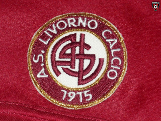 Red shirt white gold emblem - coppo di marcovaldo free wallpaper