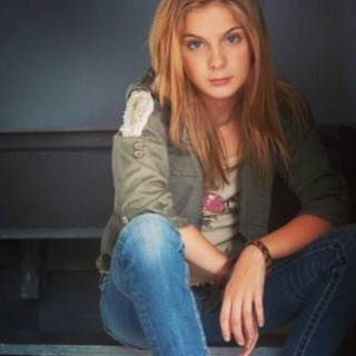 Woman bench legs crossed hand 2 - her hip free wallpaper for tablet