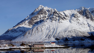 Snowy mountain village lake town - a snowy mountain free wallpaper