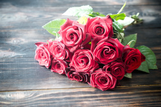 Red roses bouquet wooden table - red rose free wallpaper