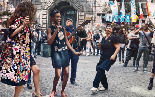 Group people street woman phone - annie leibovitz free wallpaper for desktop