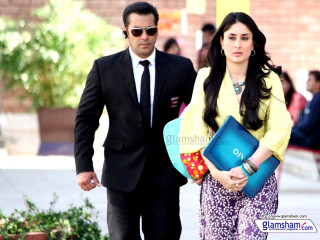 Man woman street folder blurry - a street together free wallpaper