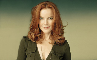 Woman red hair green shirt - a necklace free wallpaper