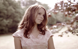 Woman dress tree leaves frisbee - daphne allen free wallpaper