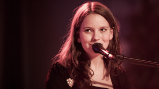 Woman singing microphone dark room 2 - free light wallpaper for desktop