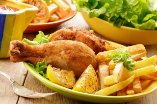 Chicken potatoes lettuce plate salad - a plate of food free wallpaper