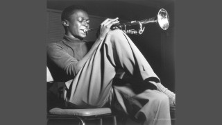 Man sitting chair playing trumpet - studio portrait free wallpaper for desktop