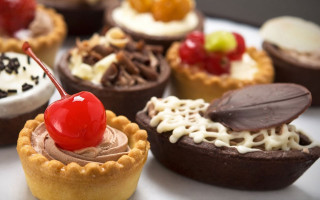 Cupcakes cherry closeup plate dessert - a cherry free wallpaper