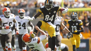 Football player running with ball 3 - a football player running free wallpaper