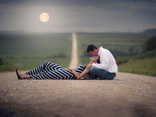 Man woman kissing road sunset - daren bader free wallpaper
