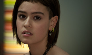 Woman short haircut green earrings - neo free wallpaper for desktop