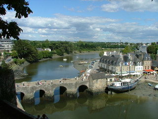 River bridge boat people buildings - de hirsh margule free wallpaper