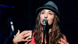 Woman hat singing microphone concert - a hat free wallpaper