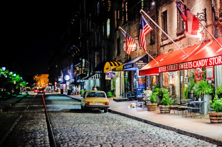 Car parked cobblestone street night - a cobblestone street free wallpaper