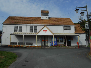 White building red cross red - a red cross free wallpaper